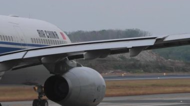 PHUKET, THAILAND - 17 Şubat 2025: yan görüş, Air China Airbus A330, B-5978 Phuket Havaalanında taksicilik. Seyahat kavramı