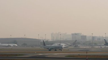 BANGKOK, THAILAND - 17 Mart 2025: Boeing 777, Katar ivmesinin A7-BEV kalkıştan önce Suvarnabhumi havaalanı, yan görüş. Seyahat kavramı