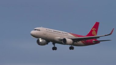 KUALA LUMPUR, MALAYSIA - 13 HAZİRAN 2025: Shenzhen Havayolları, yan görüş. Uçak iniyor. Yolcu jeti gökyüzünde. Seyahat kavramı