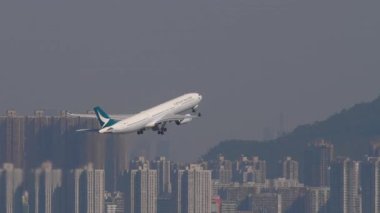 HONG KONG - 28 Ocak 2025: Cathay Pacific yolcu uçağı Airbus A330, Chek Kap Kok havaalanı, Hong Kong. Uçak uçup gidiyor. Seyahat kavramı