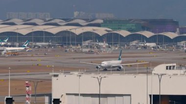 HONG KONG - 29 Ocak 2025: Cathay Pacific Kargo Airbus A330, B-LAQ Hong Kong Havaalanı 'ndan havalanıyor. Yolcu uçağı kalkış, yan görünüm
