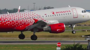 ALMATY, KAZAKHSTAN - 25 HAZİRAN 2024: Airbus A319, Rossiya, RA-73206 inişi, piste iniş ve frenleme, spoiler yukarı. Seyahat kavramı
