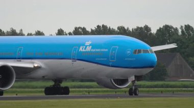 AMSTERDAM, NETHERLANDS - 25 Temmuz 2017 KLM Hollanda Kraliyet Havayolları Boeing 777 taksiyolunda ilerliyor. Uçuş, havaalanı ve ulaşım kavramları