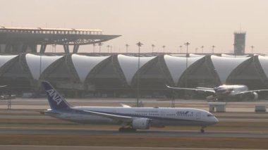 BANGKOK, THAILAND - 16 Mart 2025: Uçak All Nippon Airways Boeing 787 Dreamliner Bangkok havaalanından kalkıyor. Uçak kalkıyor. Seyahat kavramı