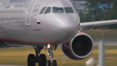 MOSCOW, Rusya Federasyonu - 29 Temmuz 2021: Ticari uçak Airbus A321, Sheremetyevo havaalanında taksicilik yapan VP-BES. Seyahat kavramı