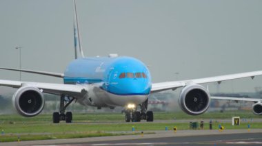 AMSTERDAM, NETHERLANDS - 25 Temmuz 2017 KLM Dreamliner Boeing 787, PH-BHI taksicilik. - Uçak taksideydi. Seyahat kavramı