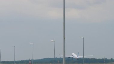 KUALA LUMPUR, MALAYSIA - 14 HAZİRAN 2025: China Southern Airlines Airbus A350, B-30AL kalkış, arka görüş. Uçaklar uçup gider. Seyahat kavramı