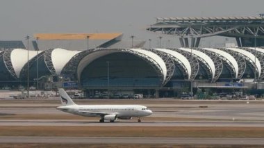 BANGKOK, THAILAND - 15 Mart 2025: Jet yolcu uçağı Bangkok Airways Airbus A320, HS-PPE kalkış, yan görüş. Uçak kalkıyor. Seyahat kavramı