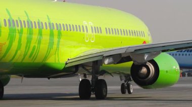 NOVOSIBIRSK, RUSYA FEDERASYONU - 18 Eylül 2025: S7 Airlines 'dan sivil uçak Boeing 737. Uçak pistte kaldı. Seyahat kavramı