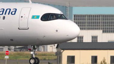 ALMATY, KAZAKHSTAN - 27 Haziran 2024: Hava Astana yolcu uçağı Almaty Uluslararası Havaalanı pistinde taksicilik yapıyor