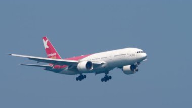 PHUKET, THAILAND - 20 Ocak 2025: Ikar Boeing 777, RA-73272 Phuket havaalanına inen uçak. Uçak uçuşu, yan görüş. Seyahat kavramı