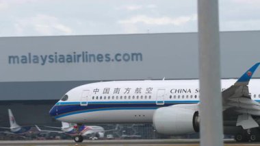 KUALA LUMPUR, MALAYSIA - 14 Ocak 2025: China Southern Airlines Airbus A350, B-30AL pistte, yan görüş. Uçak kalkışa hazır. Seyahat kavramı
