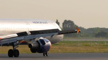 ALMATY, KAZAKHSTAN - 25 Haziran 2025 Aeroflot Airbus A321-200, RA-73707 inişten sonra fren yapıyor. Yolcu uçağı geliyor. Spoiler verin. Seyahat kavramı