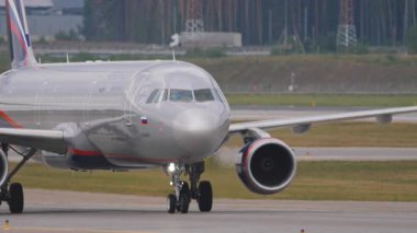 MOSCOW, Rusya Federasyonu - 29 Temmuz 2021: Airplane Airbus A321, Aeroflot VP-BAV Sheremetyevo havaalanında taksicilik, ön görüş. Seyahat kavramı