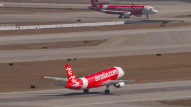 HONG KONG - 28 Ocak 2025 Airbus A320, AirAsia yolcu uçağının HS-ABO kalkışı Chek Kap Kok havaalanı, Hong Kong, yan görüş