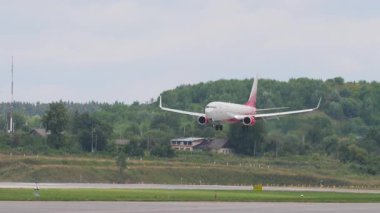 MOSCOW, Rusya Federasyonu - 29 Temmuz 2021: Boeing 737, Rossiya İniş Başkan Yardımcısı, piste dokunuyor, yan görüş. Yolcu uçağı geliyor. Seyahat kavramı