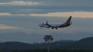 KUALA LUMPUR, MALAYSIA - 14 Ocak 2025: yan görüş, Batik Air Boeing 737, 9M-LDD iniş için yaklaşıyor. Gökyüzünde uçan yolcu uçağı. Kavram ve havacılık