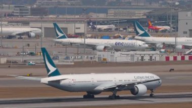 HONG KONG - 29 Ocak 2025: Cathay Pacific Boeing 777, B-KQQ kalkış ivmesi Chek Kap Kok havaalanı, Hong Kong. Seyahat kavramı