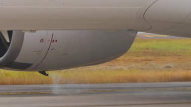 İniş takımlarının yakın görüntüsü. Uçak motorları ve gövdesi görülebilir durumda. Havacılık, varış, uçuş güvenliği ve modern hava yolculuğu kavramı.