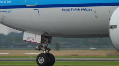 AMSTERDAM, NETHERLANDS - 25 Temmuz 2017 KLM Boeing 777, PH-BQP, kalkışa hazırlanıyor. Yolcu uçağı kalkıyor. Hava yolculuğu ve havacılık kavramı.