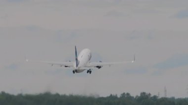 Tanımlanamayan bir üniformayla ticari bir uçağın kalkışı iniş takımlarını geri çekmesi ve irtifa kazanması.