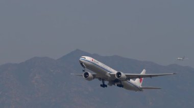 HONG KONG - 29 Ocak 2025: Air China Boeing 777, B-2088 kalkış Hong Kong Havaalanı. Büyük uçak kalkışı, yan görüş. Seyahat kavramı