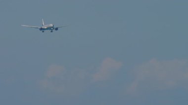 İnişten önce yaklaşan bir yolcu uçağı görüntüsü. Gökyüzünde bir uçak. Seyahat reklamı için arka plan. Havacılık gözlemi