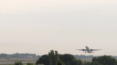 Ticari jet uçakları havalandıktan sonra tırmanıyor. Uçak kalkıyor. Seyahat kavramı