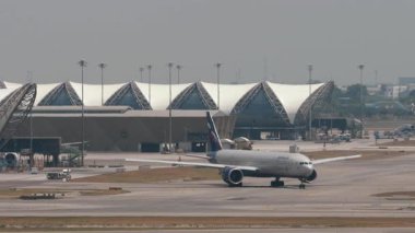 BANGKOK, THAILAND - 15 Mart 2025: Aeroflot Boeing 777, RA-73158 Suvarnabhumi havaalanı. Seyahat kavramı