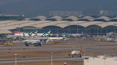 HONG KONG - 29 Ocak 2025: Hong Kong Havayolları Airbus A320, Chek Kap Kok havaalanından kalkıyor. Uçak kalkıyor. İniş takımlarını geri çekiyorum. Seyahat kavramı