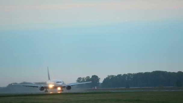 Flugzeug bremst nach Landung — Stockvideo