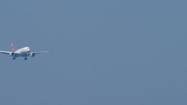 PHUKET, THAILAND - 20 HAZİRAN 2025: Ikar Boeing 777, RA-73272 Phuket havaalanına iniyor. Uçak uçuşu, yan görüş. Seyahat kavramı