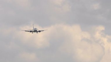 Ticari yolcu uçağı öğleden sonra bulutlu havada iniş için piste yaklaşır. Seyahat kavramı