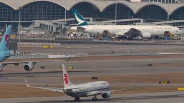 HONG KONG - 29 Ocak 2025: uçak Boeing 737, B-5682 Air China Chek Kap Kok havaalanından havalandı. Uçak kalkıyor. Seyahat kavramı