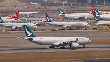 HONG KONG - 29 Ocak 2025: Cathay Pacific Airbus A330, B-HLS ivmesi Hong Kong Havaalanı 'ndan kalkış için. Seyahat kavramı
