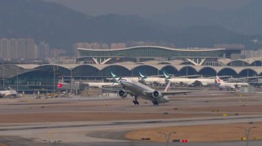 HONG KONG - 29 Ocak 2025: Air China Boeing 777, B-2088 kalkış Hong Kong Havaalanı. Büyük uçak kalkışı, yan görüş. Seyahat kavramı