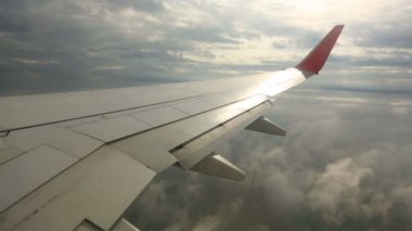 Uçan Katmanlar Bulutların arasında