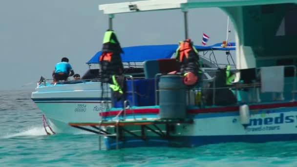 Toeristen komen op de Similan eilanden — Stockvideo