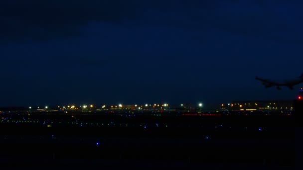 Посадка самолета ночью — стоковое видео