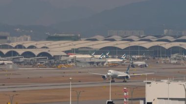 HONG KONG - 29 Ocak 2025: Cathay Pacific Airbus A350-941, B-LRS kalkış ve tırmanma, iniş takımları geri çekildi. Uçak uçuyor. Seyahat kavramı