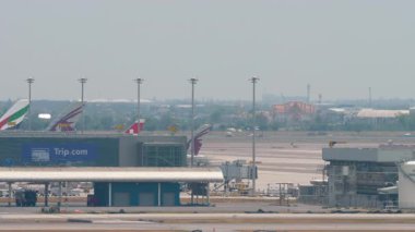 BANGKOK, THAILAND - 15 Mart 2025: Spring Airlines Airbus A320, B-6863 pistte taksicilik