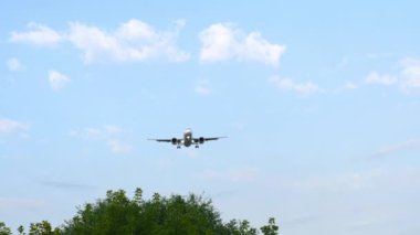 Bulutlu gökyüzüne doğru inen bir uçak var. Seyahat kavramı