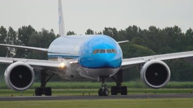 AMSTERDAM, NETHERLANDS - 25 Temmuz 2017: KLM Airlines Boeing 777, PH-BVO taksicilik yolcu uçağı. Pistte bir uçak var. Seyahat kavramı