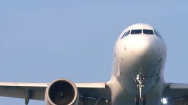 Bir jet yolcu uçağı inmeden önce iner. Uçak tepemizde uçuyor. Gökyüzündeki uçak..