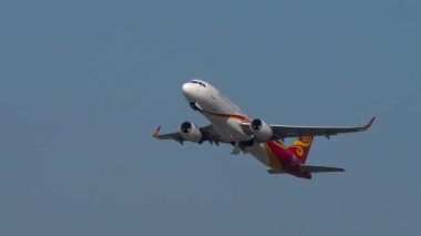 HONG KONG - 29 Ocak 2025: Jet Airbus A320, HongKong Airlines B-LPO, Hong Kong havaalanından kalkış. Yolcu uçağı kalkıyor