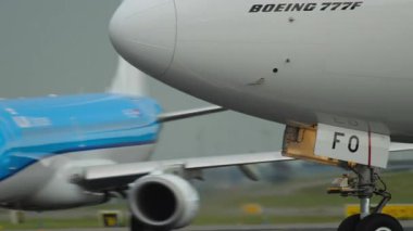 AMSTERDAM, NETHERLANDS - 25 Temmuz 2017 Emirates kargo gemisi Boeing 777, A6-EFO havalandı. Uçak uçup gidiyor. Havacılık kavramı