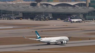 HONG KONG - 28 Ocak 2025: Airbus A350 Cathay Pacific, B-LRU, Hong Kong havaalanına indikten sonra fren yapıyor, vuruldu. Uçak geliyor..
