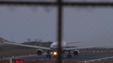 PHUKET, THAILAND - 19 Şubat 2025: Air China Airbus A330 yolcu uçağı, B-6503 Phuket havaalanından kalkmadan önce hızlanın, orta ölçekli çekim, yan görüş. Seyahat kavramı