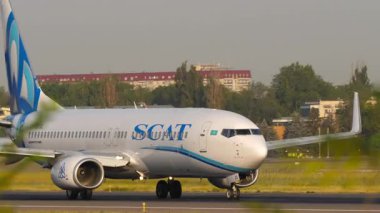 ALMATY, KAZAKHSTAN - 25 Haziran 2025: SCAT Airlines Boeing 737-8HXWL, UP-B3733 kalkış. Almaty Havaalanı 'ndan kalkmadan önce yolcu uçağının hızlanması. Seyahat kavramı