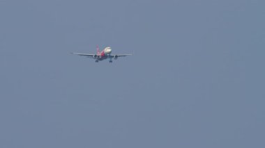 PHUKET, THAILAND - Şubat 04, 2025: Tayland AirAsia Airbus A320 Phuket havaalanına iniyor. Uçakla uçmak, uzak ihtimal. Seyahat kavramı.